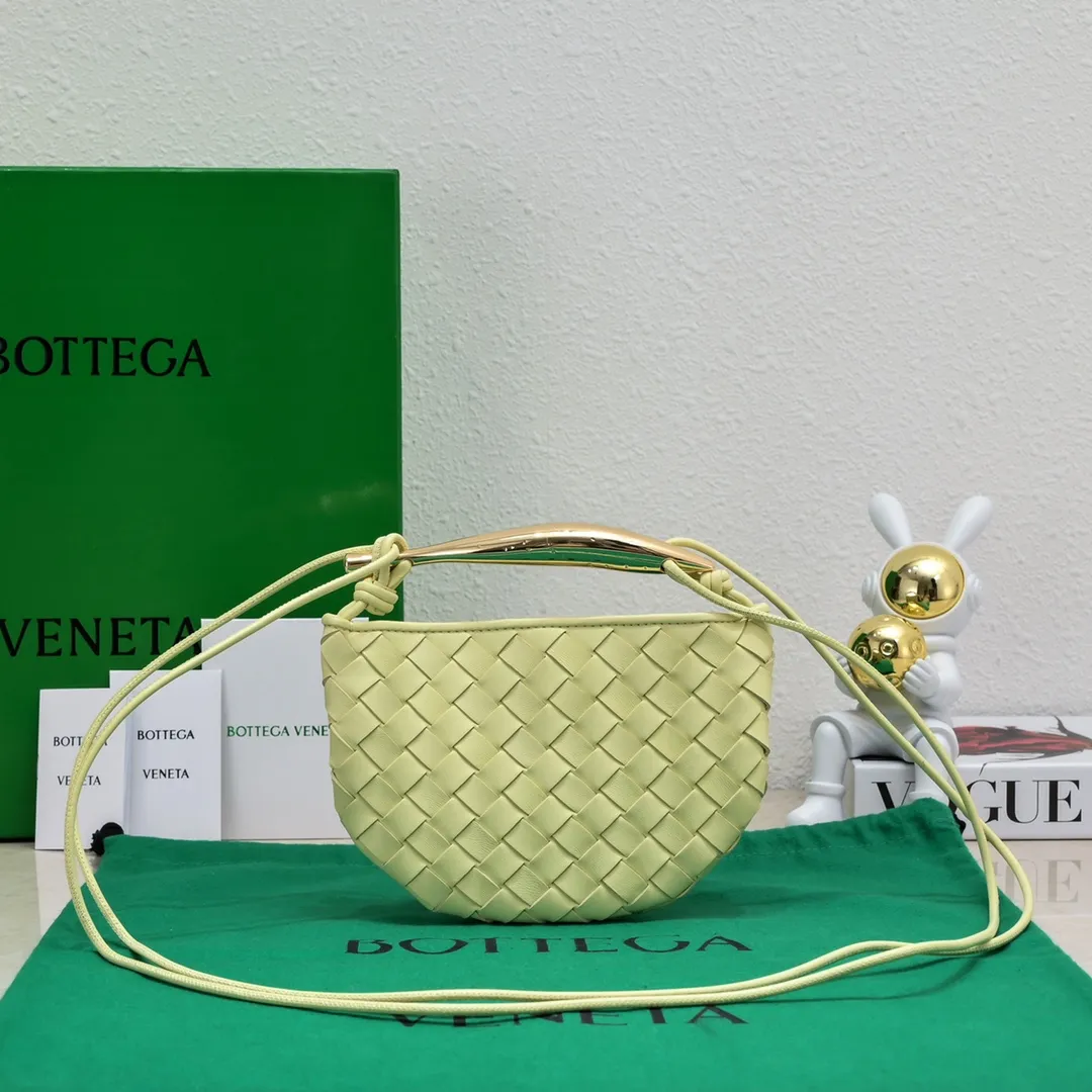 Batch 1216 BV Mini Sardine is coming‼ ️Super high-end, stainless steel hardware + 24k real gold plating process, fish scales (concave and convex positions) are the finishing touch, the sardine bag that can be carried cross-body is completely beautiful to the heart. The metal element handle and weaving are perfectly combined to completely integrate the artistic sense and elegance and fashion. It is really like a work of art🏺The large size is elegant, the small size is exquisite and cute, a must-have item for fashionistas, and the details are perfectly reproduced. Style number: 6680# Size 20*12*2.5
